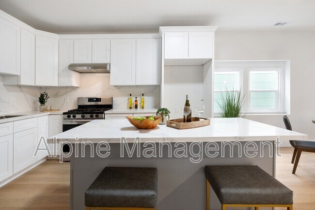 Building Photo - 830 47th St