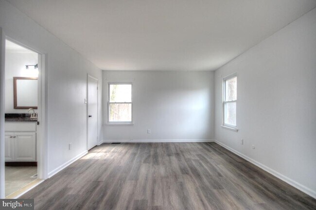 Building Photo - 49 Brambling Ln