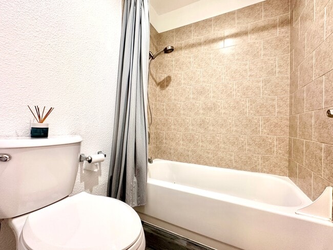 Building Photo - 615 Fredricks Ave