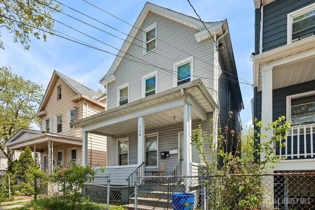 Building Photo - 660 Charles St
