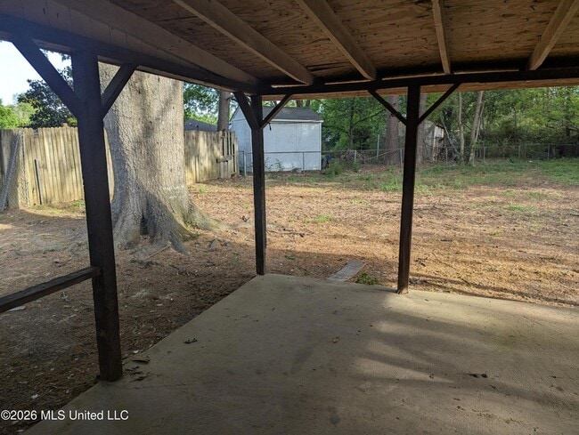 Building Photo - 2628 Hillcrest Dr