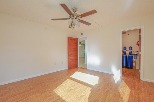 Building Photo - 3940 Inverrary Blvd