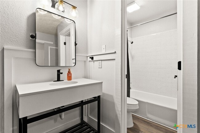 Building Photo - 2606 Lake Rd