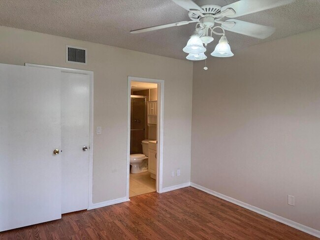 Building Photo - 3710 N Pine Island Rd