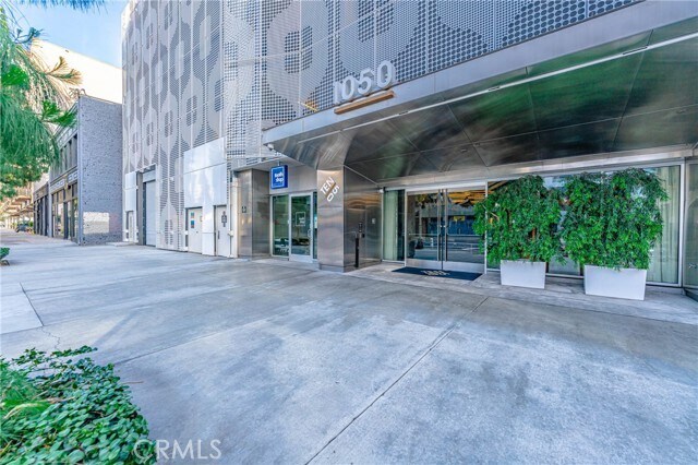 Building Photo - 1050 S Grand Ave