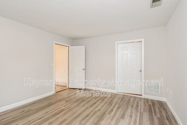 Building Photo - 4819 Lake Park Terrace