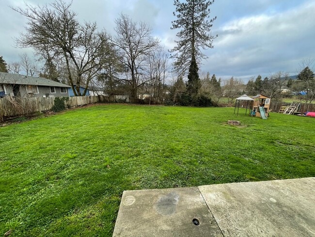 Building Photo - 2 Bedroom Downstairs Apartment in Winston