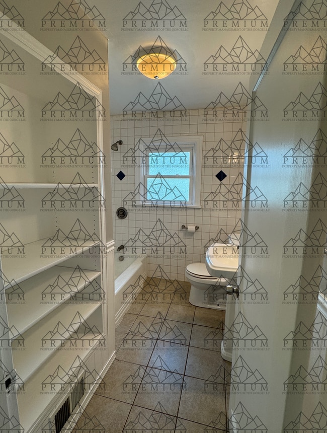 Building Photo - Large 4 Bedroom 2 Bath
