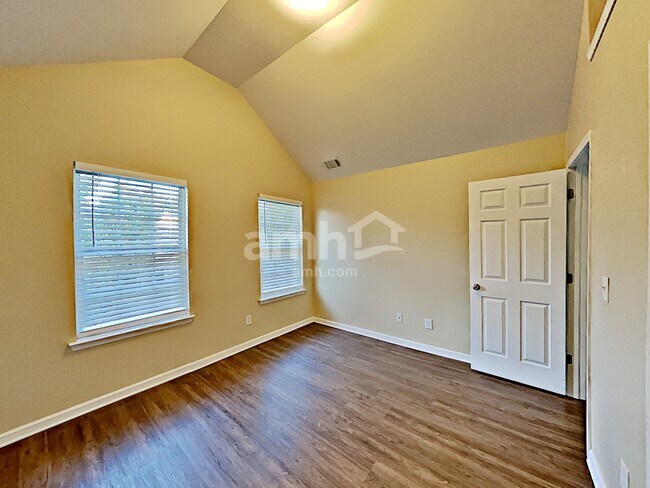 Building Photo - 303 Hidden Creek Ln