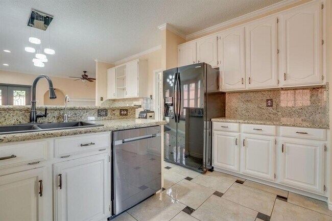 Building Photo - 2613 Brookside Dr