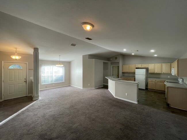 Building Photo - Spacious 3/2 in Quiet Neighborhood!