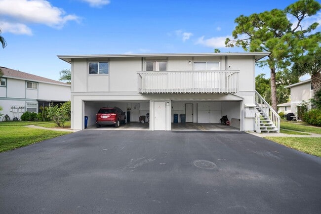 Building Photo - Beautiful Two-story condo 2bedrooms 2 baths with garage in Fort Myers