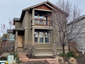 Building Photo - Dual-Level 3 BR - 2.5 BA Haven in Central Bend