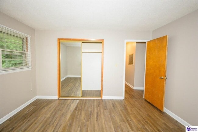 Building Photo - 301 Mallory St