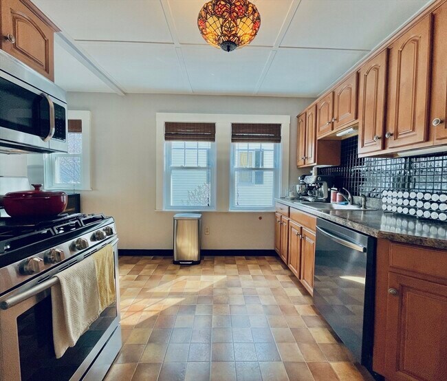 Building Photo - 15 Woods Ave