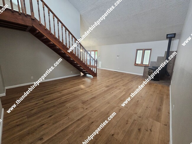 Building Photo - Great 3 bedroom with an office