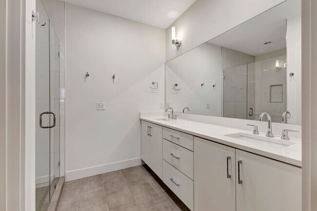 Building Photo - Modern living in Salemtown!