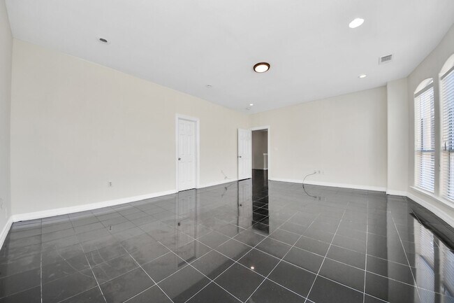 Building Photo - 3014 Chenevert St