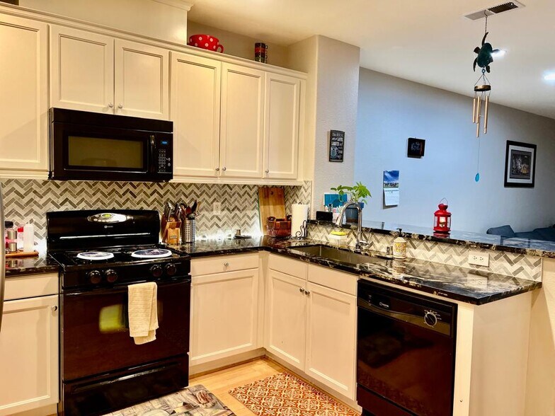 Building Photo - 2622 Baton Rouge Dr