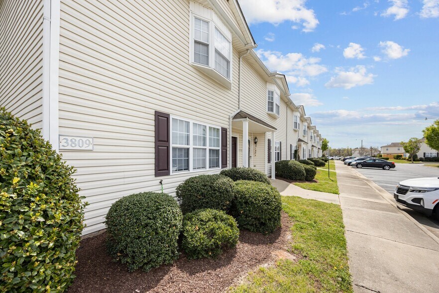 Building Photo - 3809 E Vancroft Cir