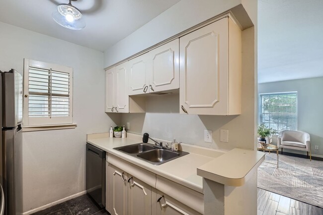 Building Photo - Condominium located in Olmos Park Gardens