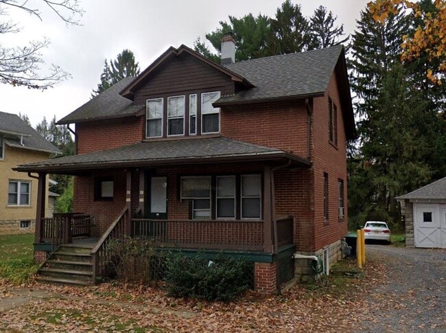 Building Photo - Classic, Spacious 4-Bedroom 2-Bath House C...