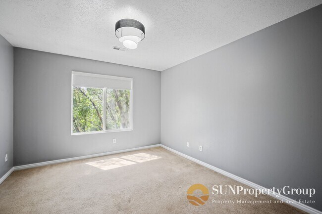 Building Photo - 1574 Calais Ct