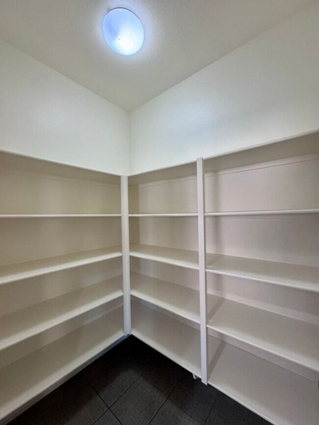 Building Photo - MOVE IN SPECIAL!! Move in on or before Oct...