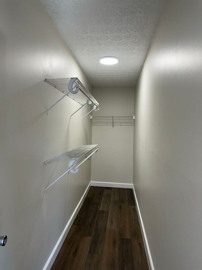 Building Photo - 1024 Main St