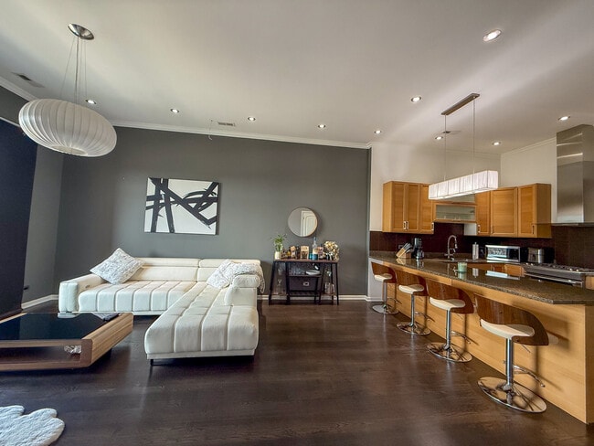 Building Photo - 3954 N Oriole Ave