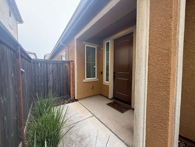 Building Photo - Modern 4-bedroom 3-bath available in Elk Grove