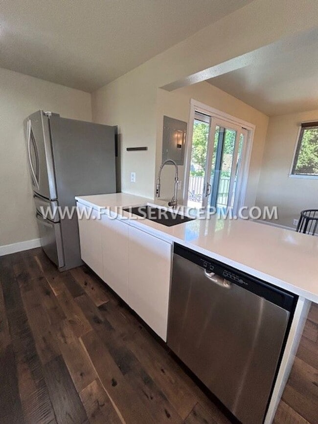 Building Photo - Exceptional South Beacon Hill 3 BD 2 BA! Huge Deck!
