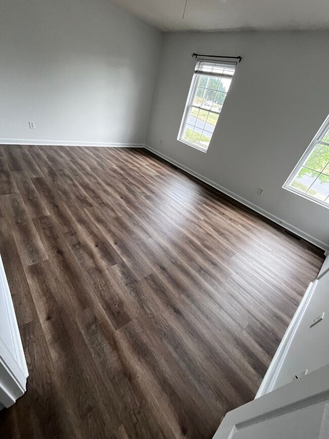 Building Photo - Freshly Painted and New Flooring!