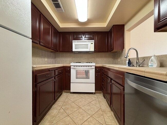 Building Photo - **$1,000 Off Second Month’s Rent!** Modern...