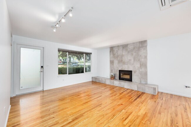 Building Photo - Downtown Bainrbidge Rental -  1/2 Off June...
