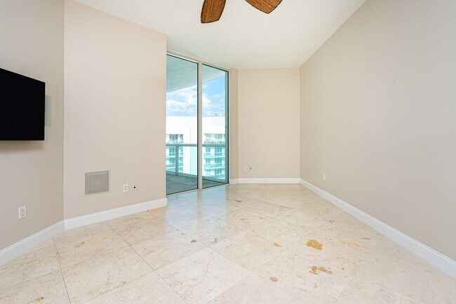 Building Photo - 231 Riverside Dr