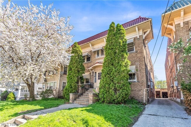 Building Photo - 1353 Phelps Ave