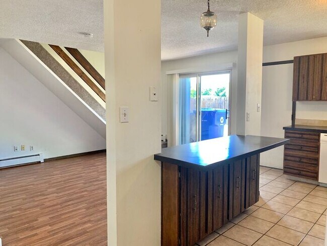 Building Photo - Spacious 2 bed 1.5 Bath Apartment with 1 Garage Space