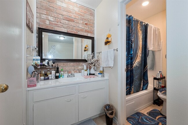 Building Photo - 12223 Sharpview Dr