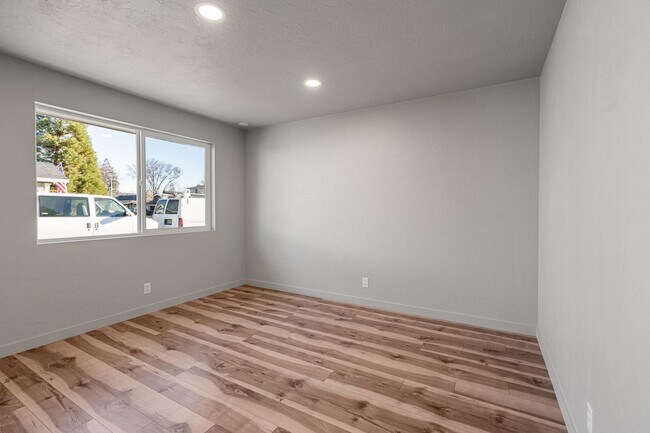 Building Photo - 1028 W 11th St