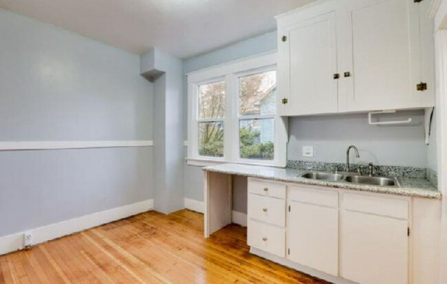 Building Photo - Charming 2-Bedroom Home for Rent near Univ...