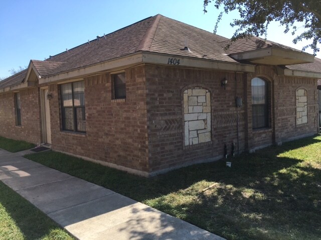 Building Photo - 1404 E Quail St