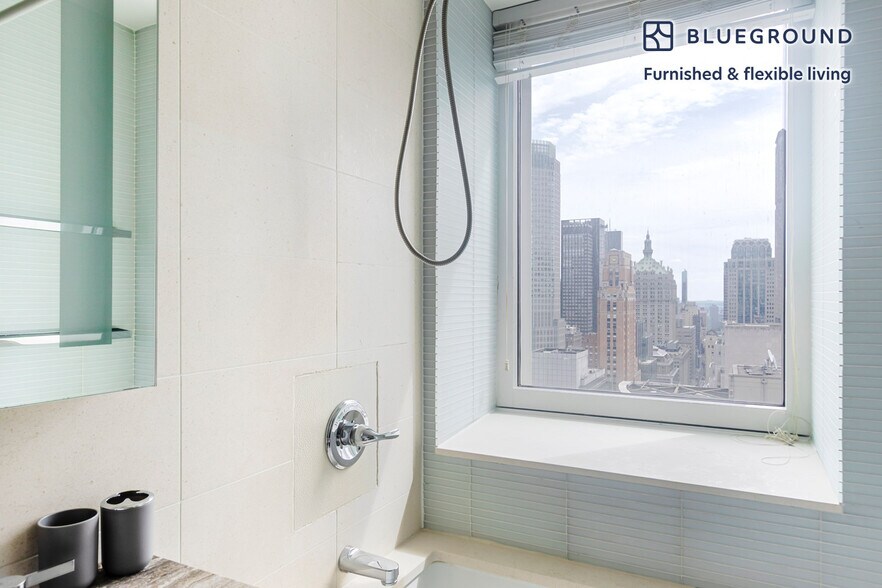 Building Photo - 70 W 45th St