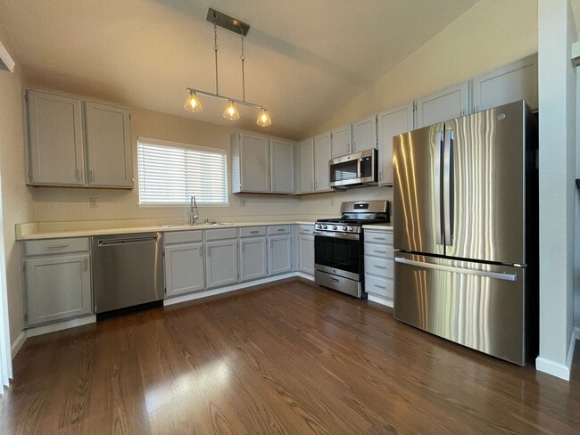 Building Photo - 1080 Camellia Ln