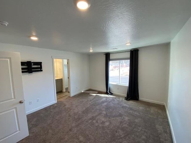 Building Photo - Coming Soon! 3 Bedroom 2 bath with Garage-...