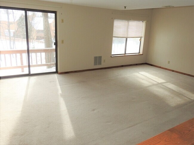 Building Photo - 132 W Meadow Rd