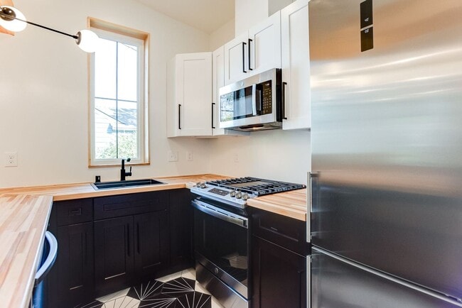 Building Photo - Gorgeous 2 bed, 2 bath 1 garage home in Li...