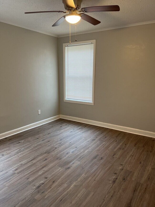 Building Photo - Charming 4 Bdrm, 3 Bath Home | U of M Area | Open To Section 8