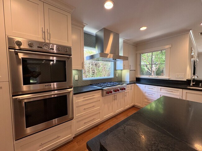 Building Photo - Spacious 5BR/3.5BA Palo Alto Home with Gourmet Kitchen & Large Backyard