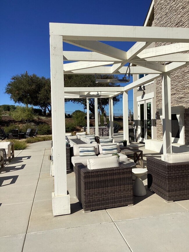 Building Photo - Beautiful Newer Rice Ranch Single Story Ho...